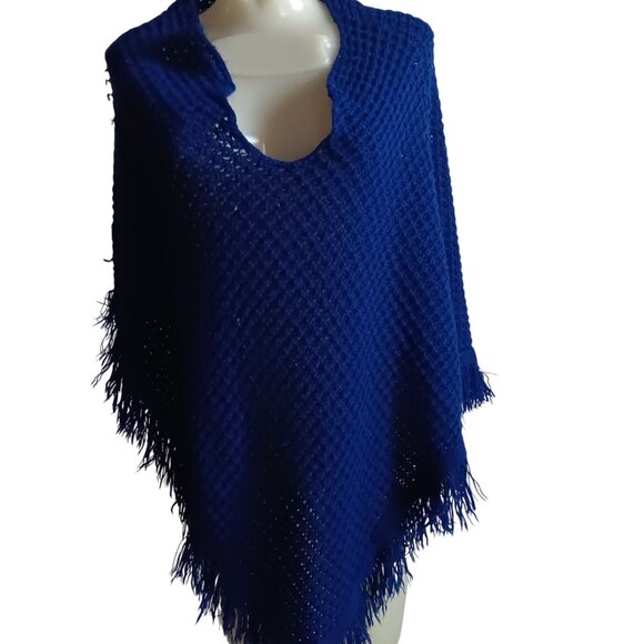 Small Vintage 1970s Womens Sweater Shawl Blue Cape Acrylic Net Woven Hippy Mod - Picture 1 of 7